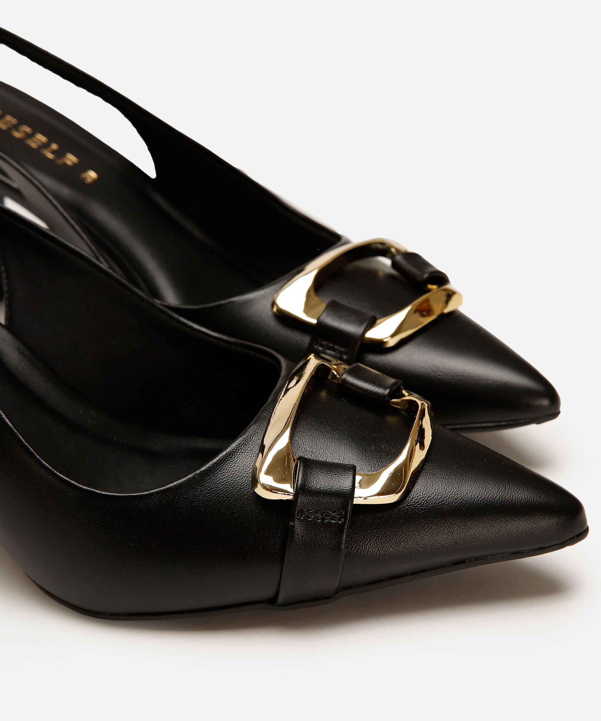 scarpin bico fino feminino com fivela oneself - preto
