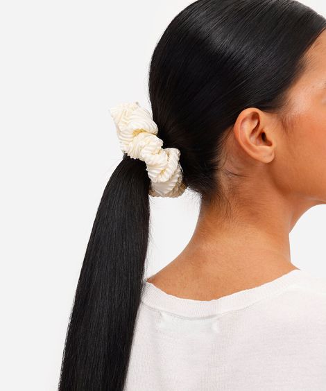 scrunchie plissada acetinada off white