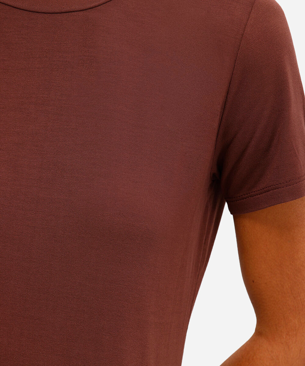 camiseta feminina básica de viscose manga curta marrom