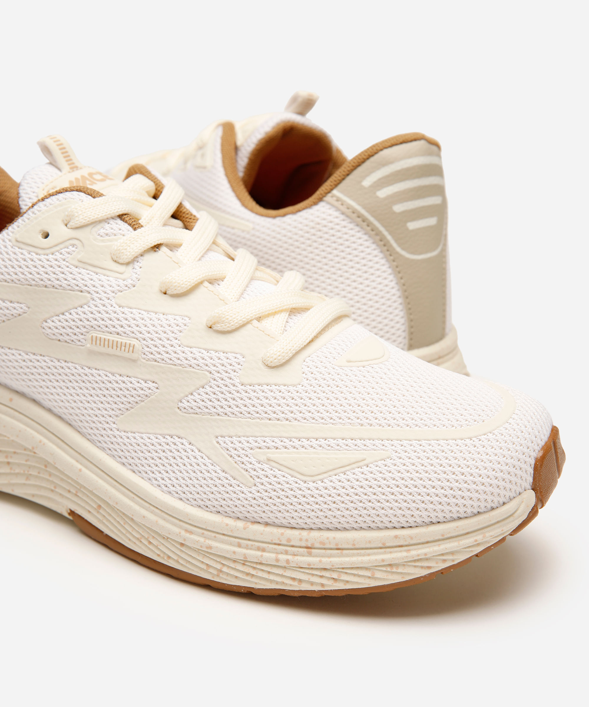 tênis esportivo texturizado off white