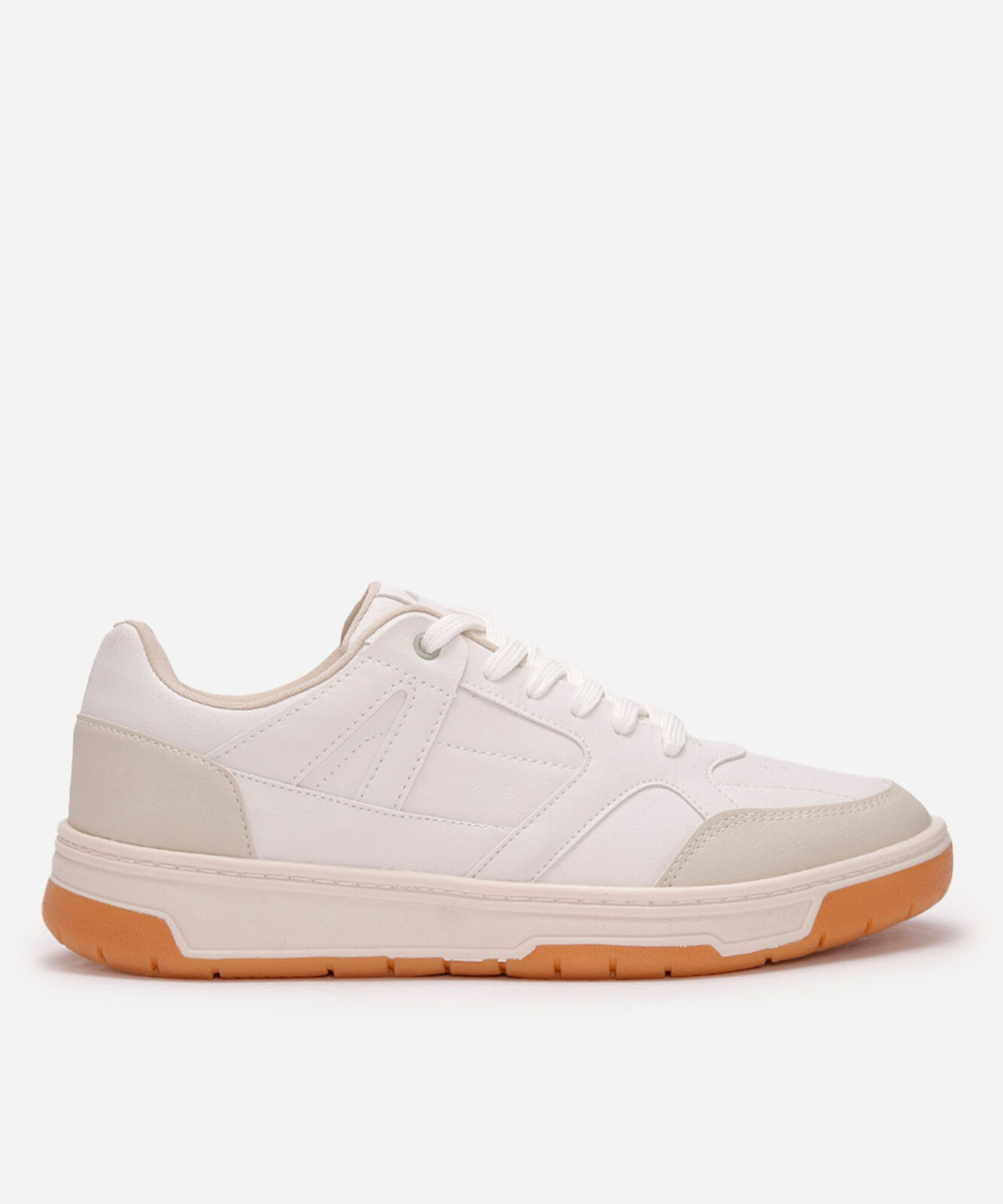 tênis casual com recorte branco