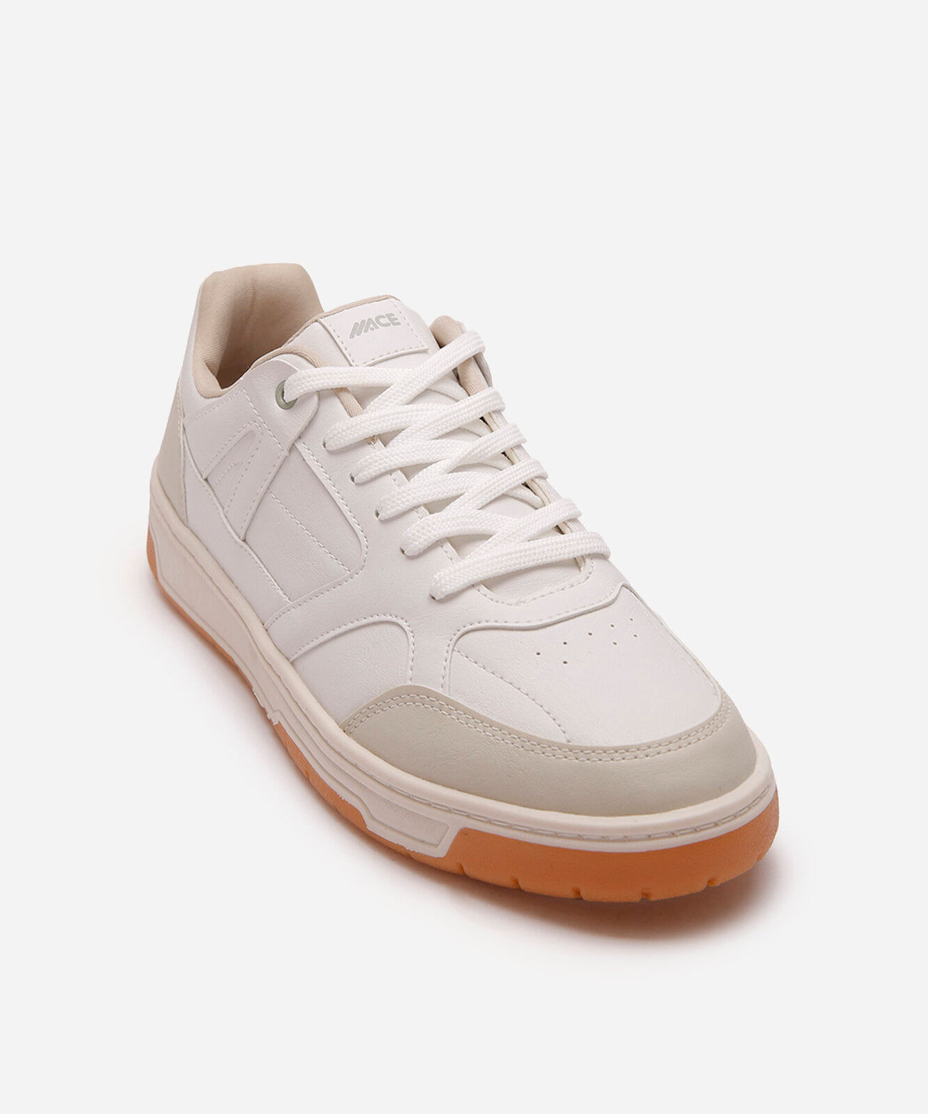 tênis casual com recorte branco