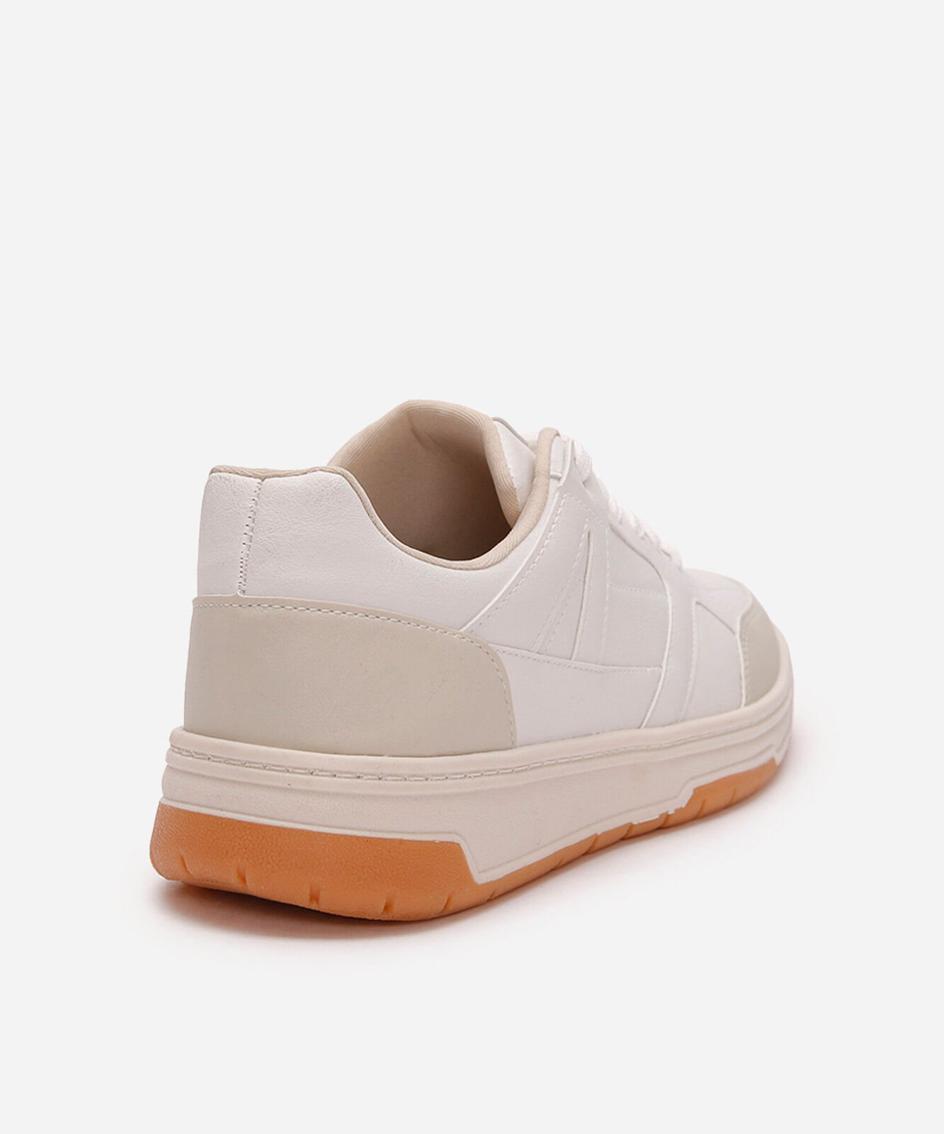 tênis casual com recorte branco