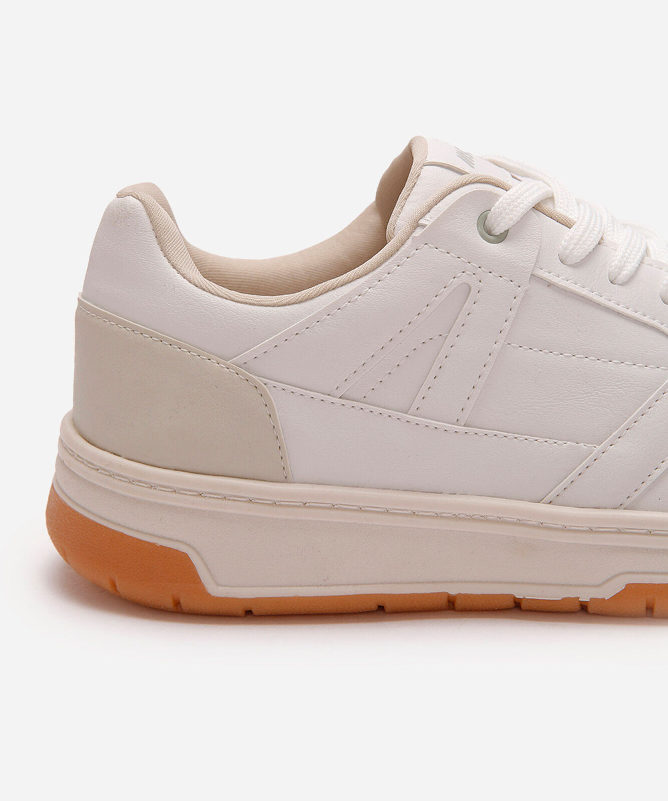 tênis casual com recorte branco