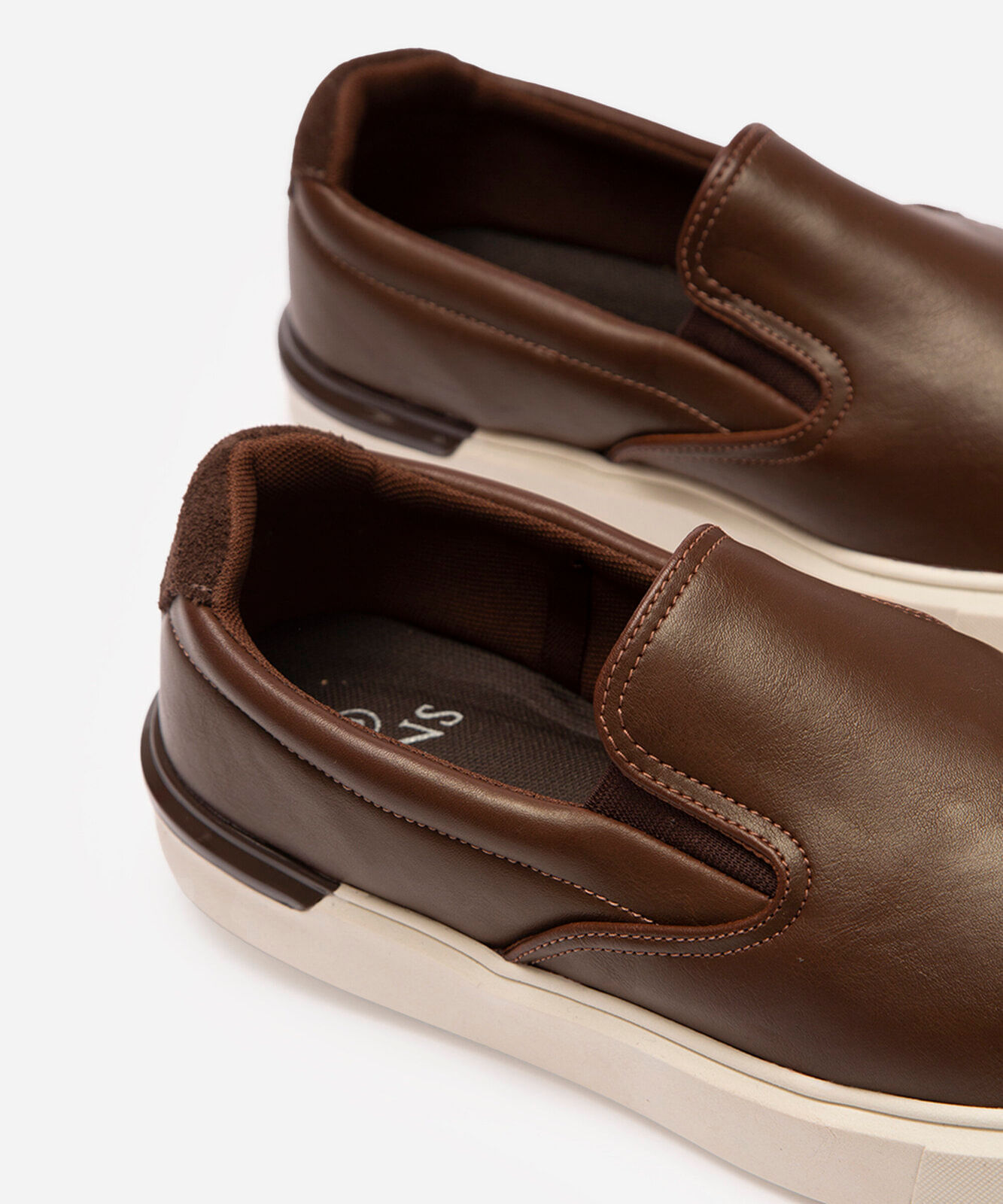 tênis slip on com recorte oneself caramelo