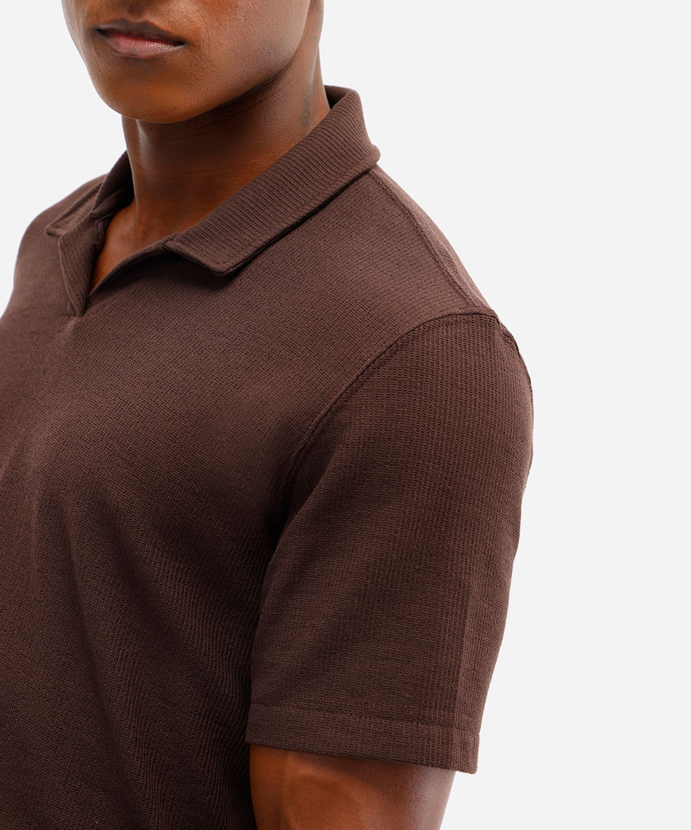 polo comfort masculina texturizada marrom