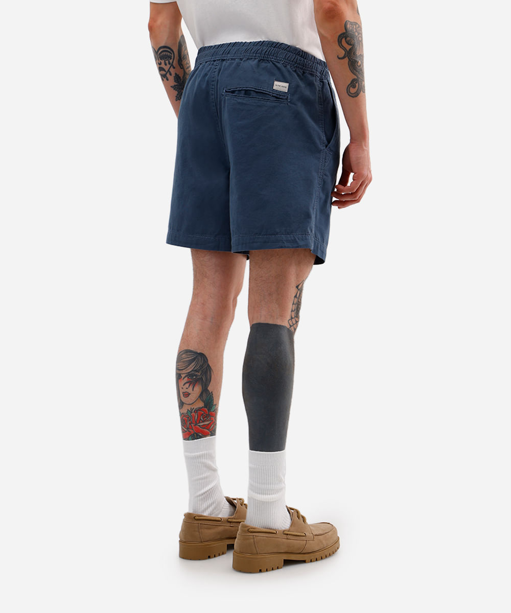 bermuda de sarja com bolsos e cordão azul