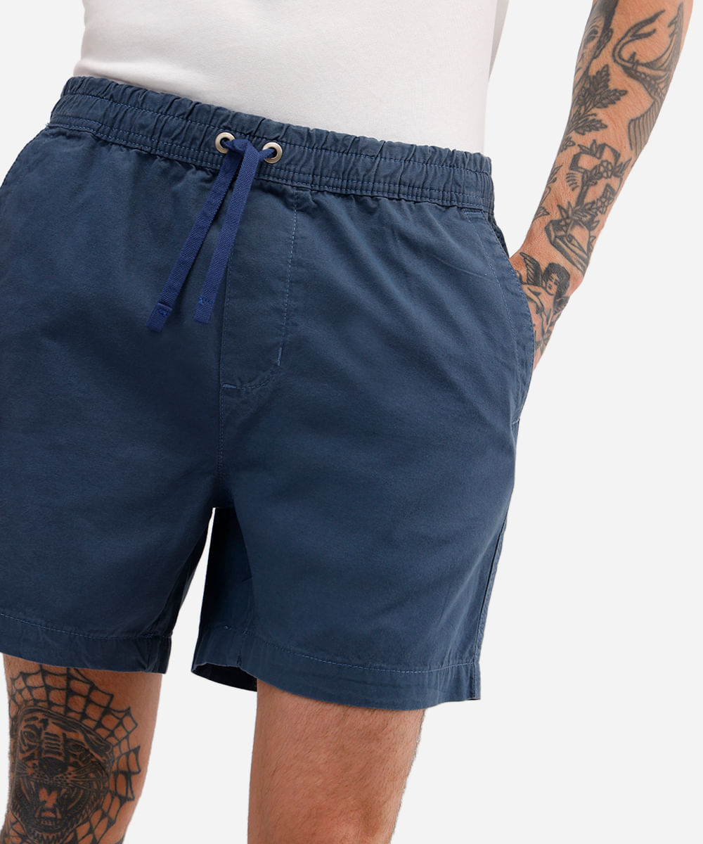bermuda de sarja com bolsos e cordão azul