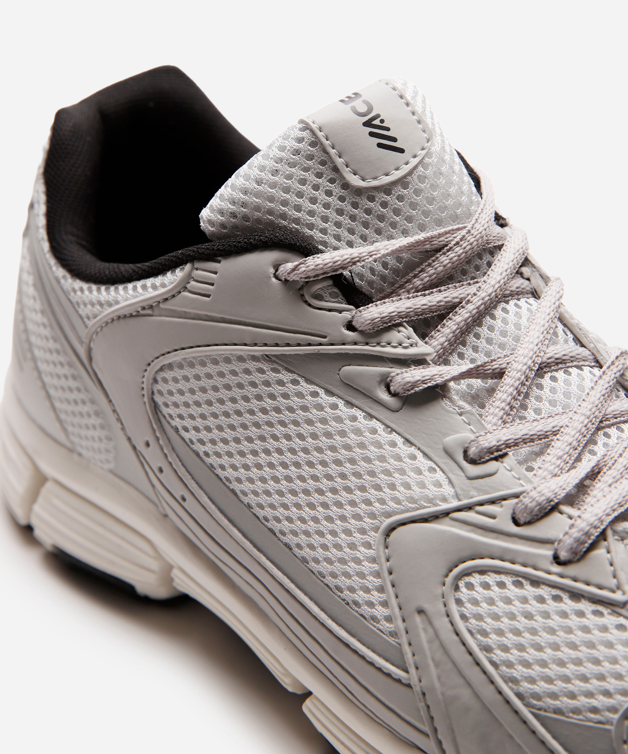 tênis esportivo ace com recortes cinza