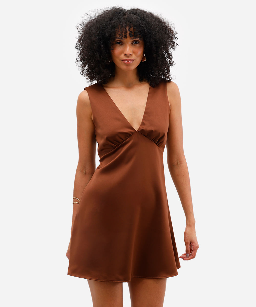 Vestido curto feminino acetinado com decote V marrom