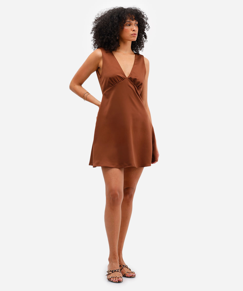 vestido curto feminino acetinado decote v marrom