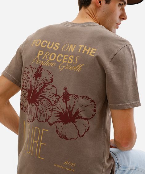 camiseta masculina de algodão estampada estonada marrom