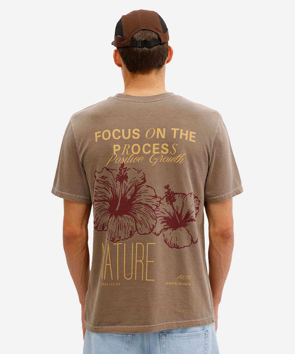camiseta masculina de algodão estampada estonada marrom