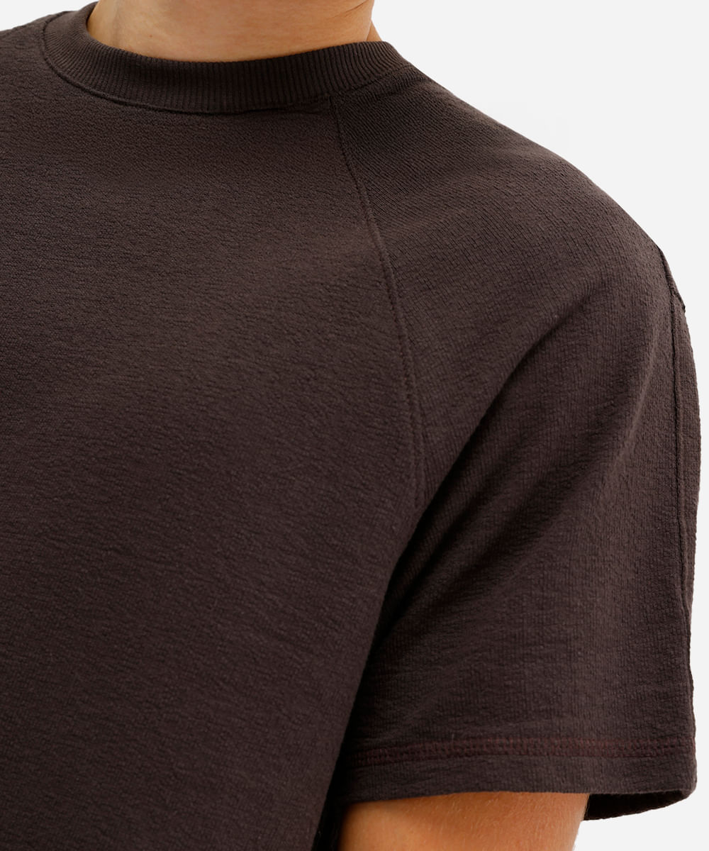 camiseta masculina de algodão manga raglan texturizada marrom