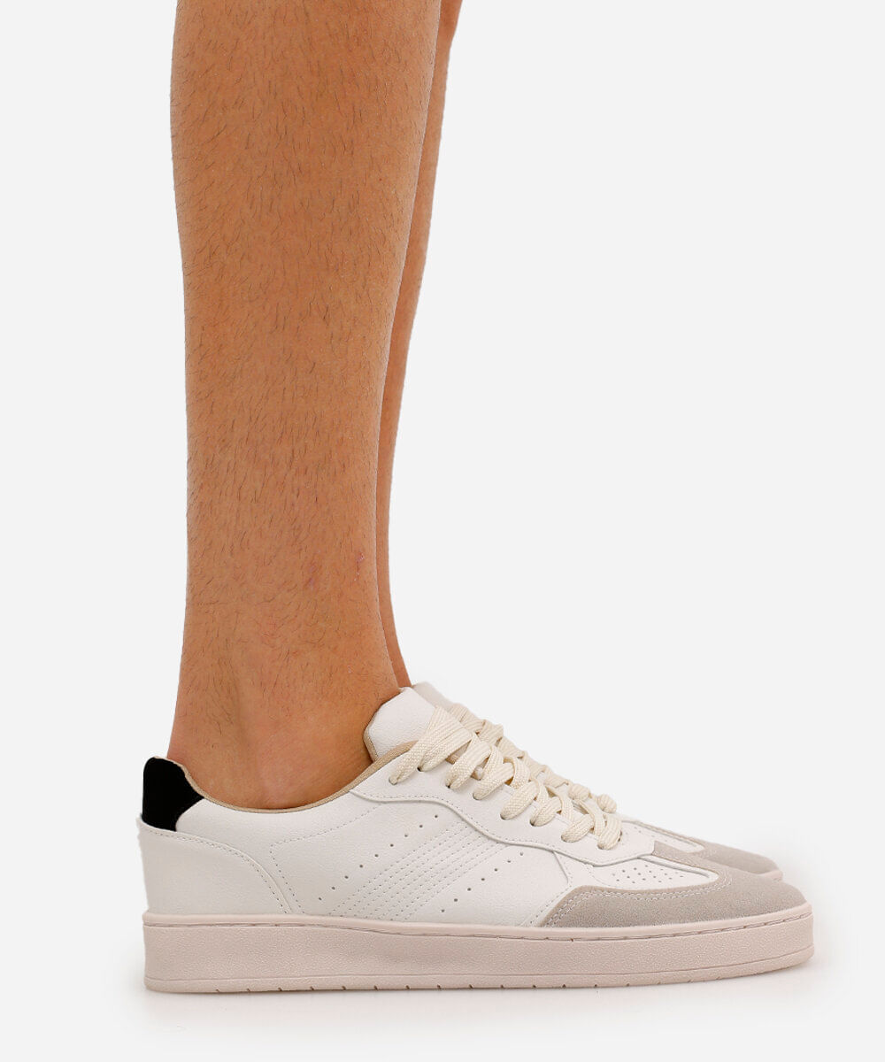 tênis casual com recortes branco