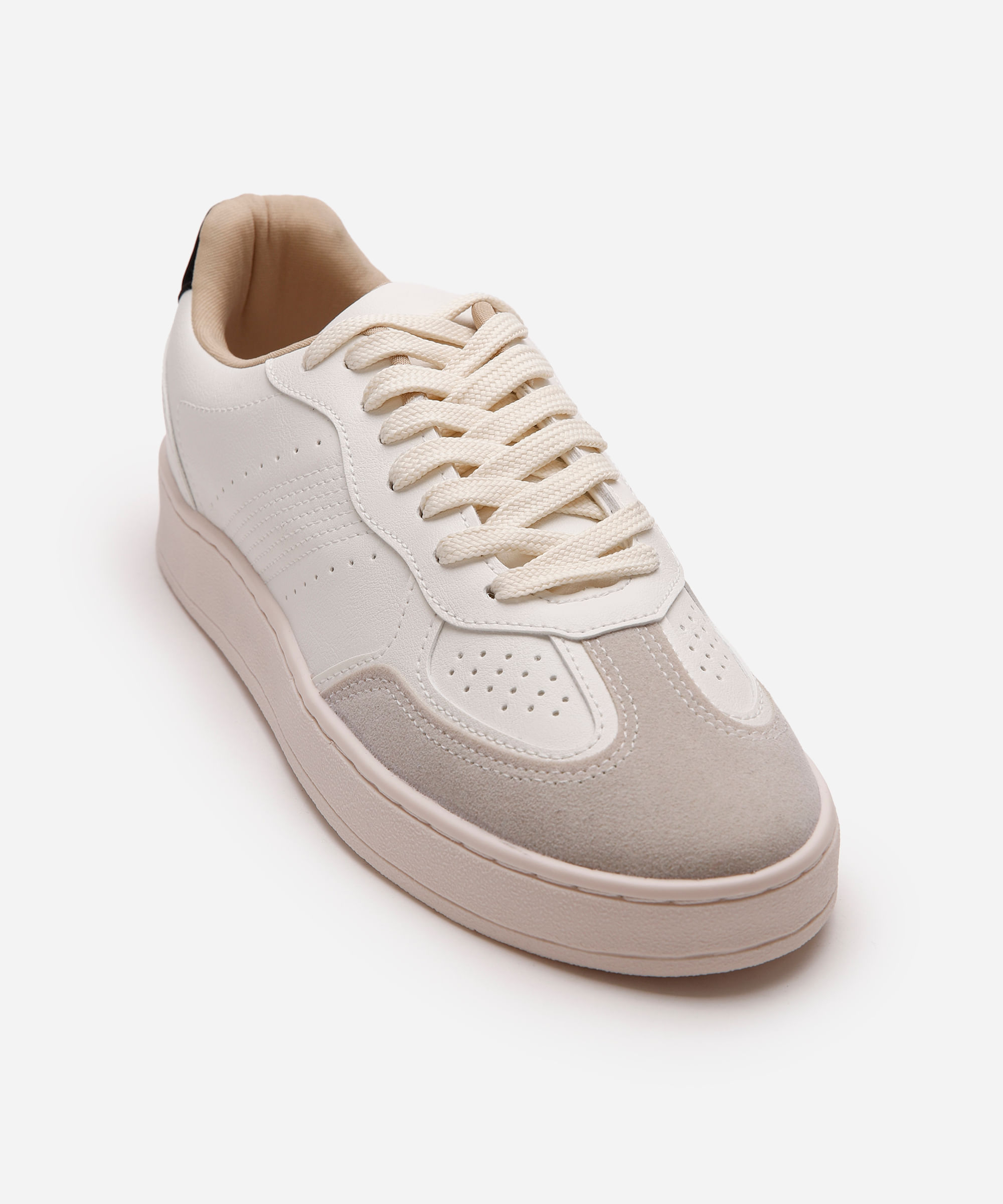 tênis casual com recortes branco