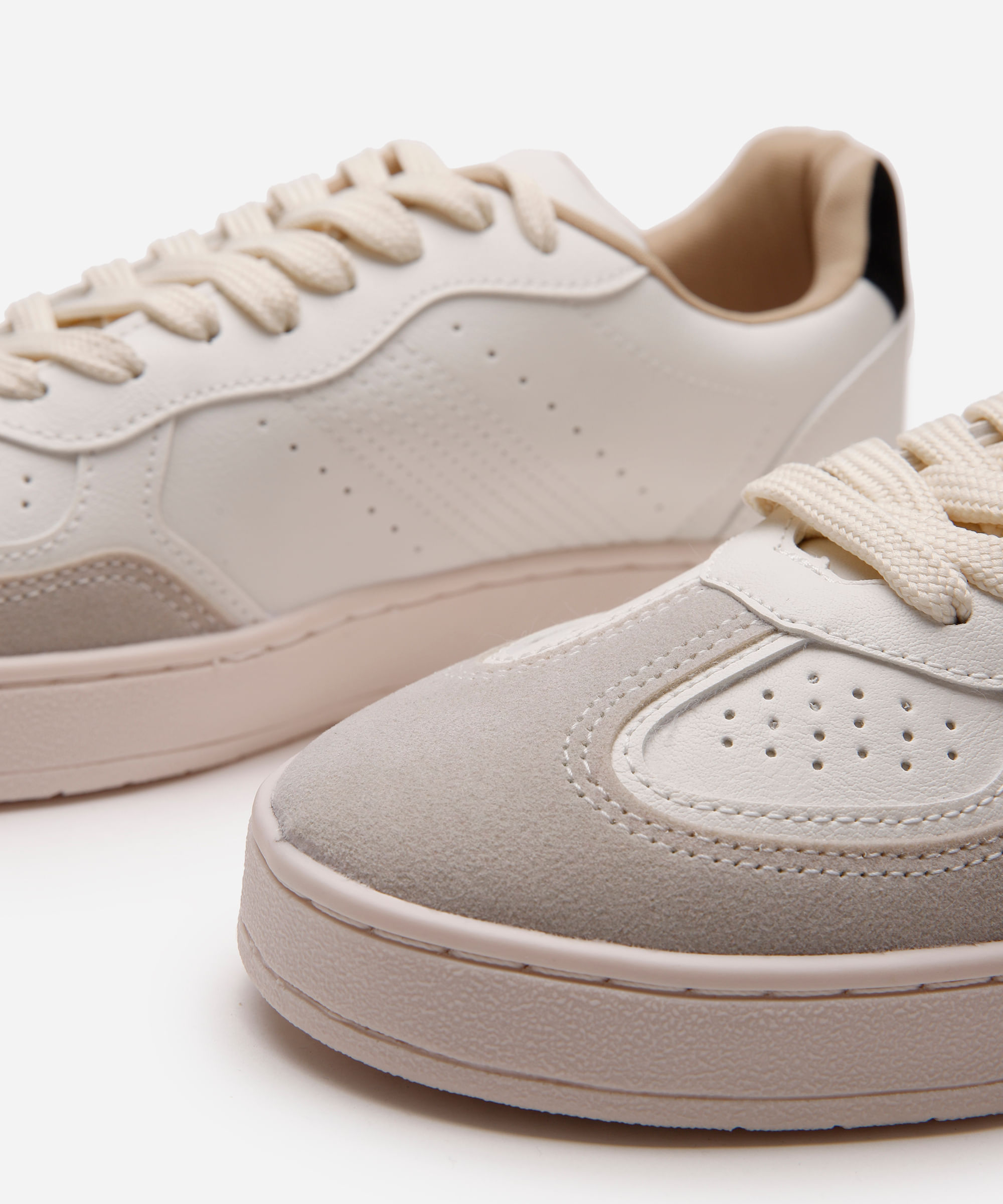 tênis casual com recortes branco
