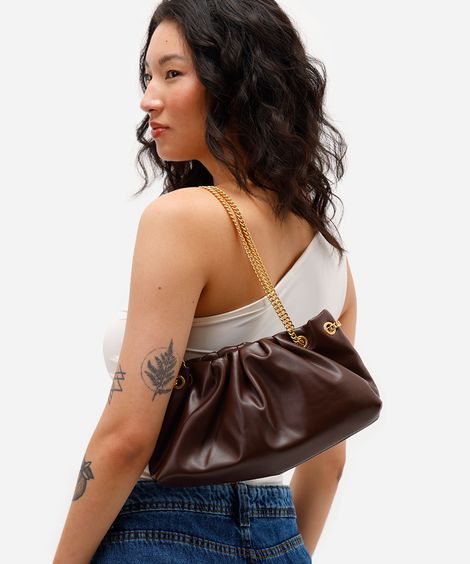 bolsa shoulder feminina com pregas e alça de corrente marrom