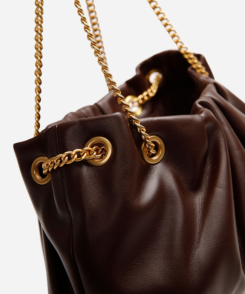 bolsa shoulder feminina com pregas e alça de corrente marrom