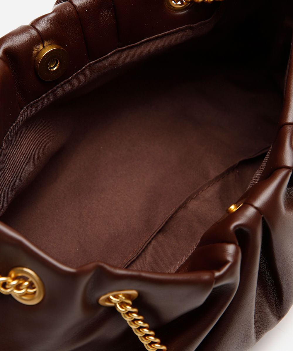 bolsa shoulder feminina com pregas e alça de corrente marrom