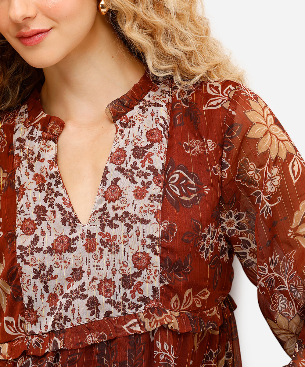 vestido curto feminino com recortes e lurex floral marrom