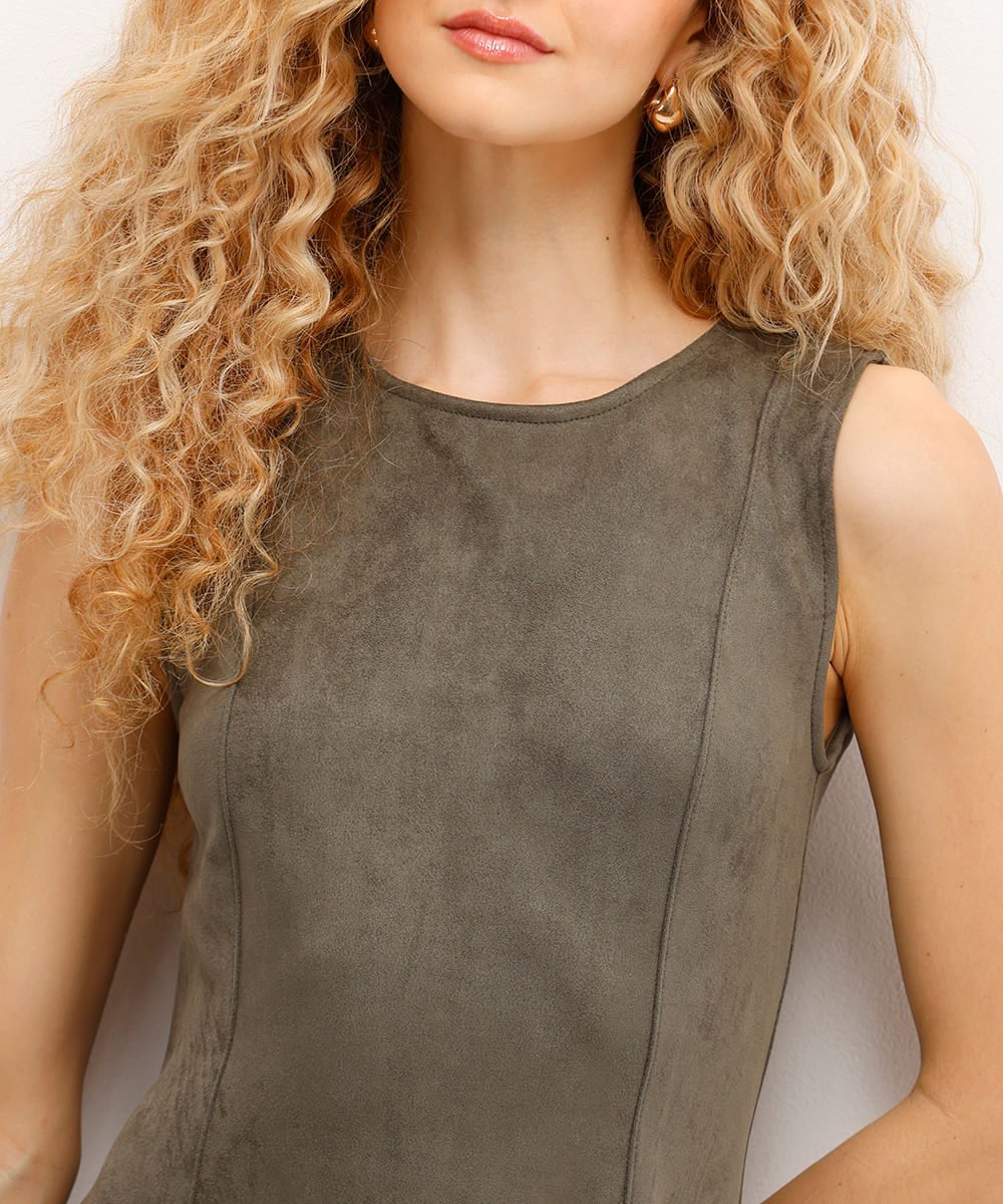 vestido curto feminino de suede com recortes verde