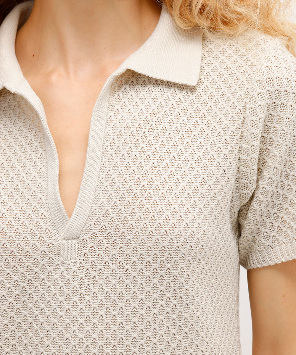 polo feminina de tricot manga curta texturizada bege