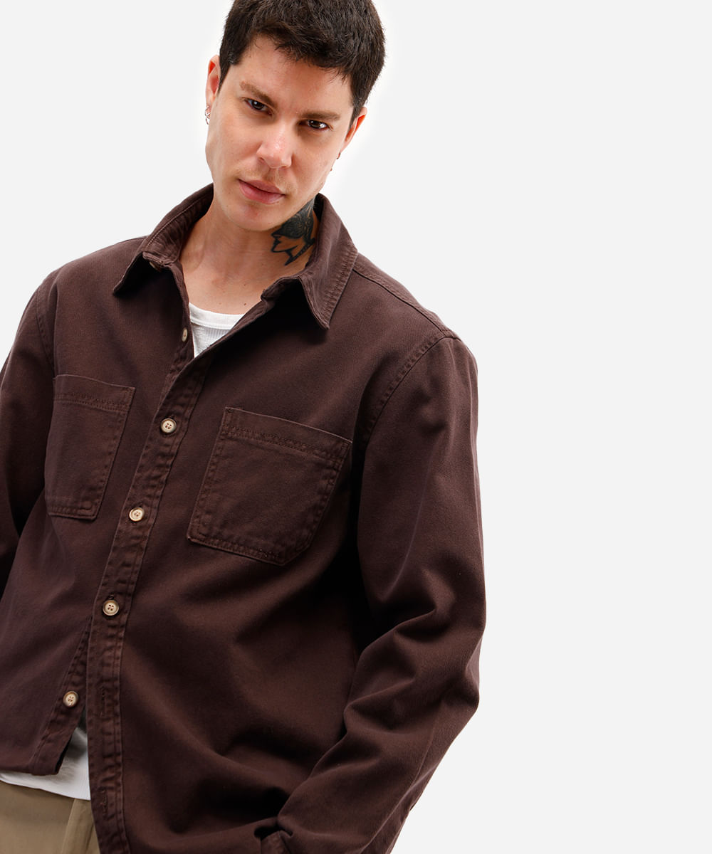 camisa overshirt masculina de sarja com bolsos marrom