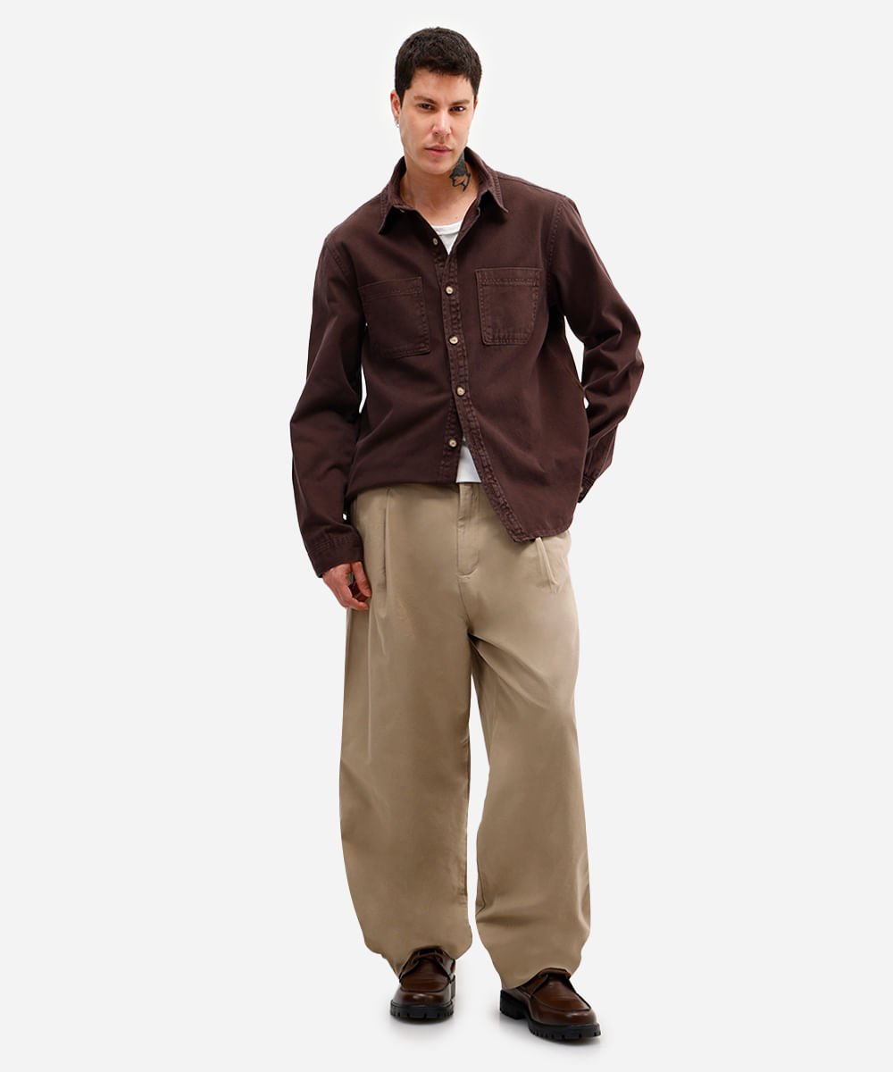 camisa overshirt masculina de sarja com bolsos marrom