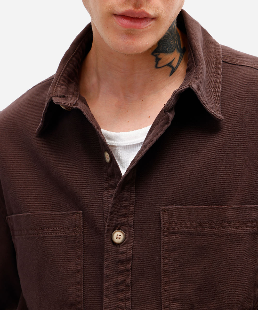 camisa overshirt masculina de sarja com bolsos marrom