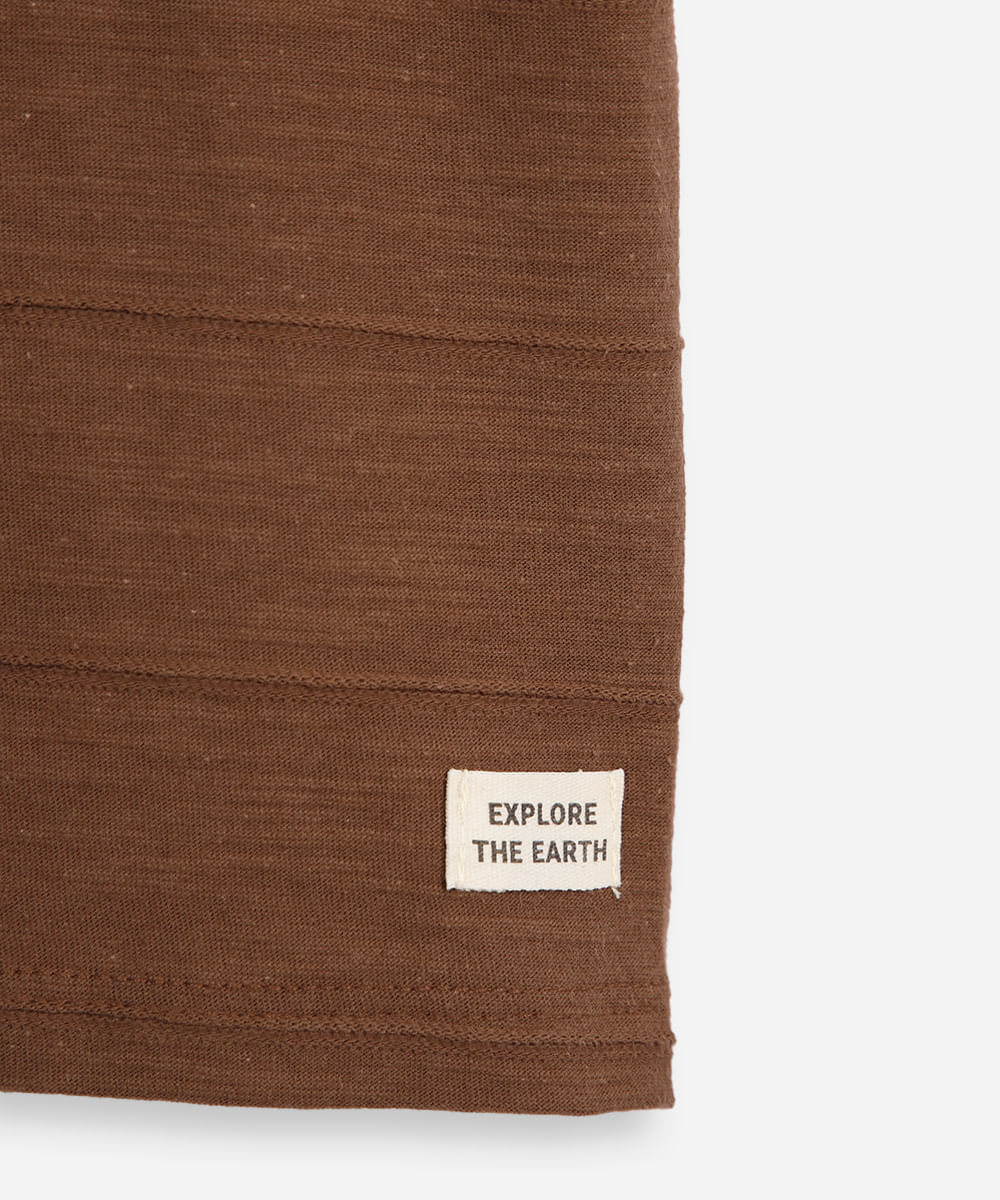 camiseta de algodão infantil básica texturizada marrom