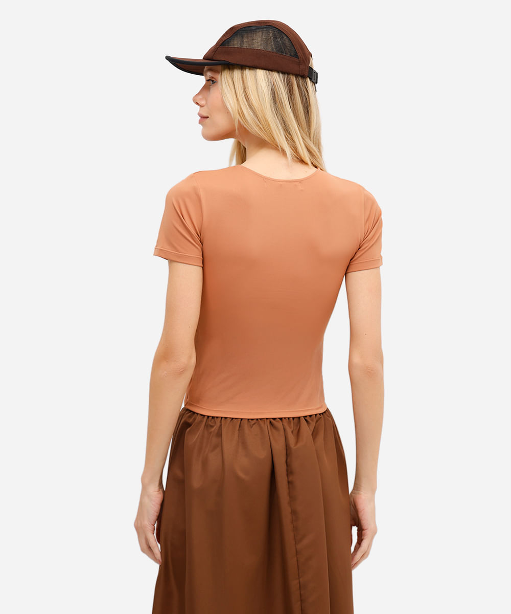 camisa feminina de algodão manga curta com bolsos marrom