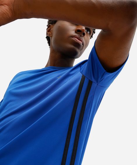 camiseta gola careca com listra lateral esportivo azul