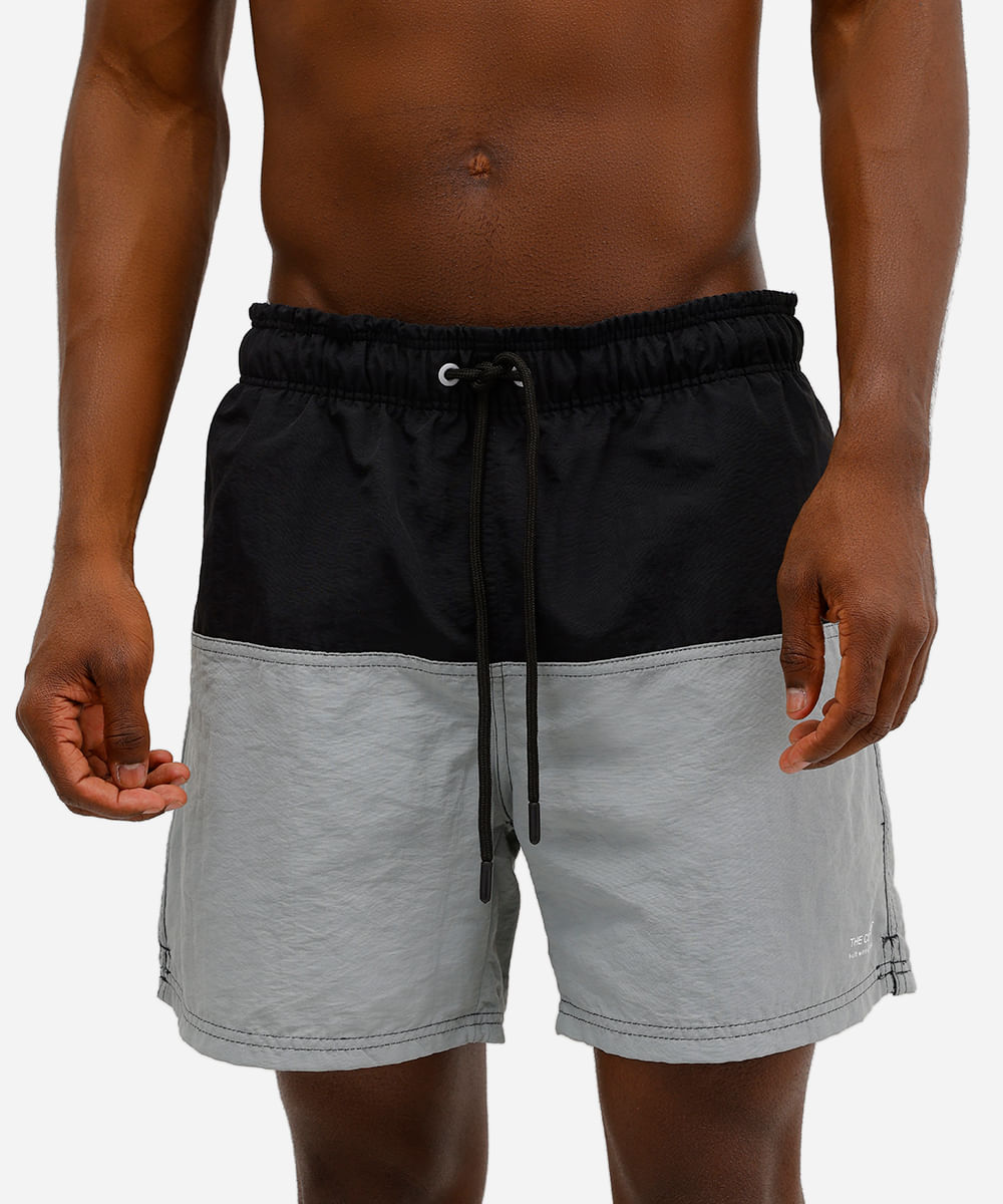 short masculino de poliamida com recorte preto