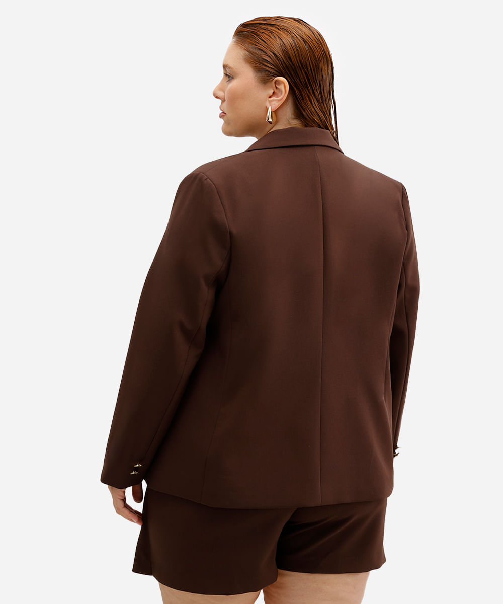 blazer de alfaiataria com ombreiras plus size marrom