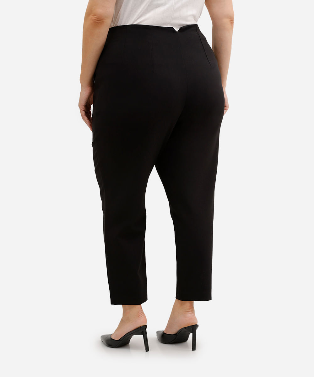 calça reta de alfaiataria feminina com pences plus size preta