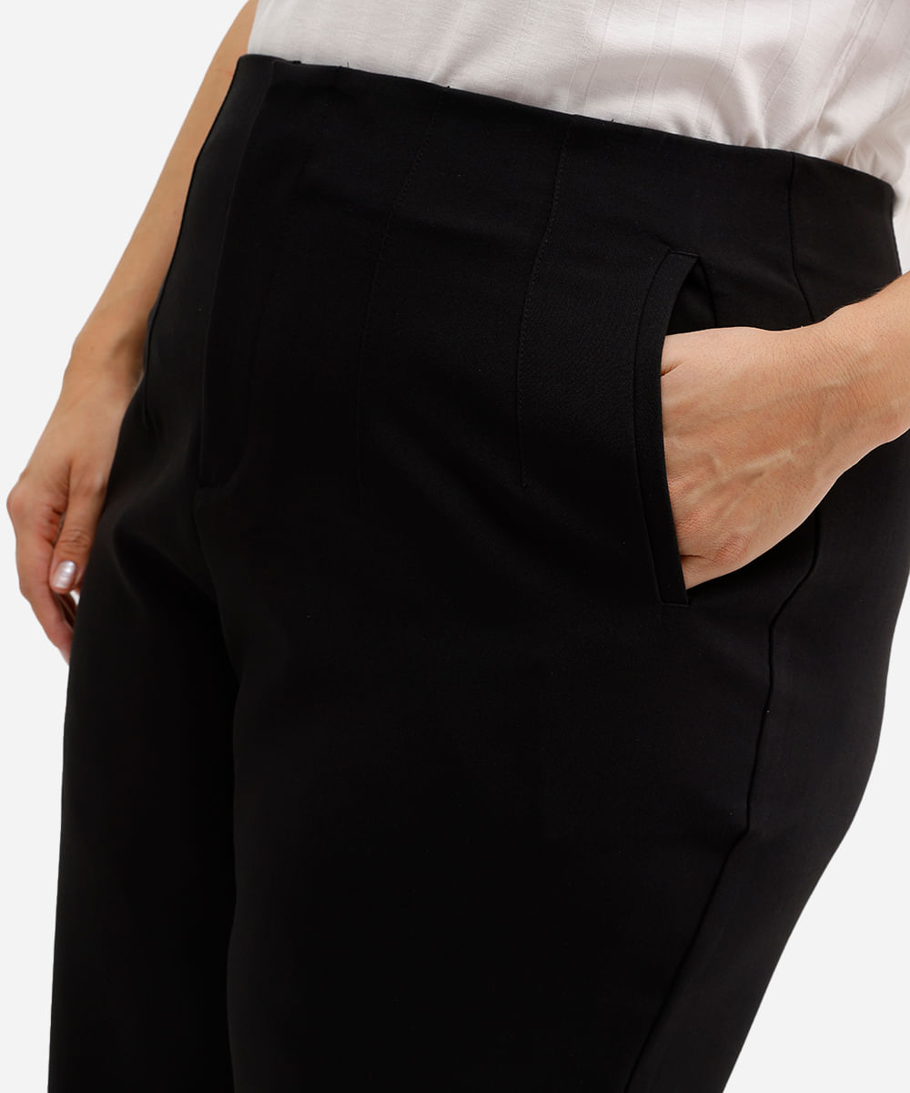calça reta de alfaiataria feminina com pences plus size preta