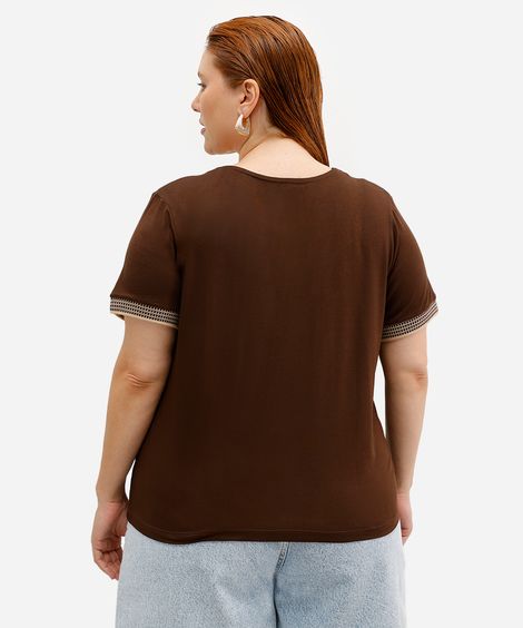 blusa de viscose manga curta quadriculada plus size marrom