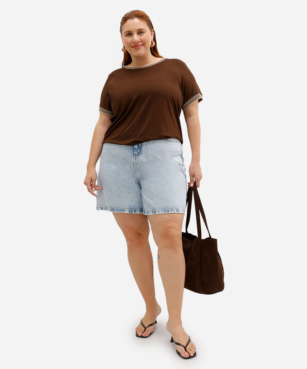 blusa de viscose manga curta quadriculada plus size marrom