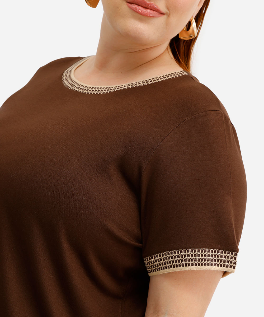 blusa de viscose manga curta quadriculada plus size marrom