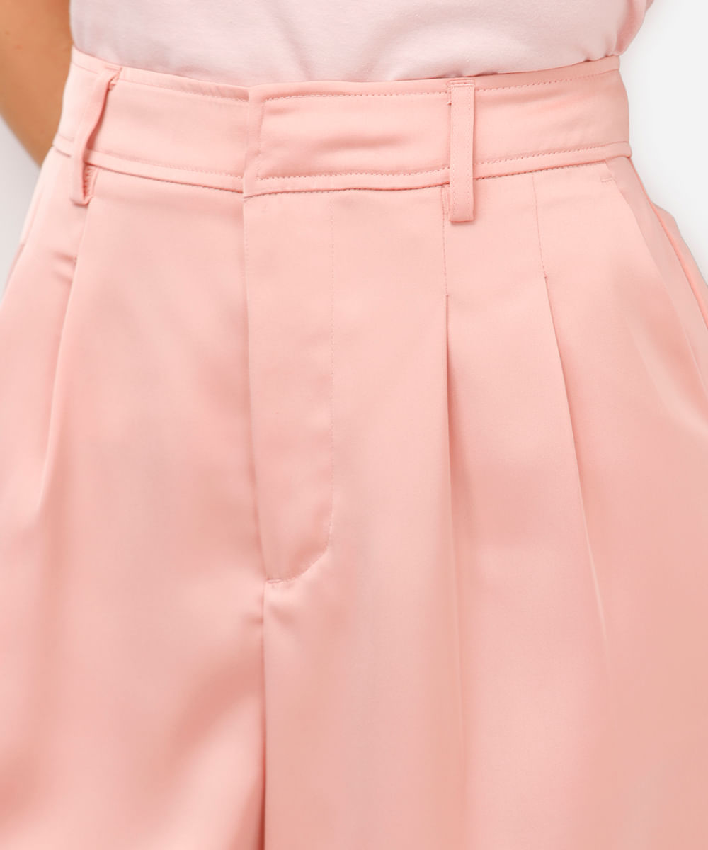 short feminino de alfaiataria acetinado com pregas rosa