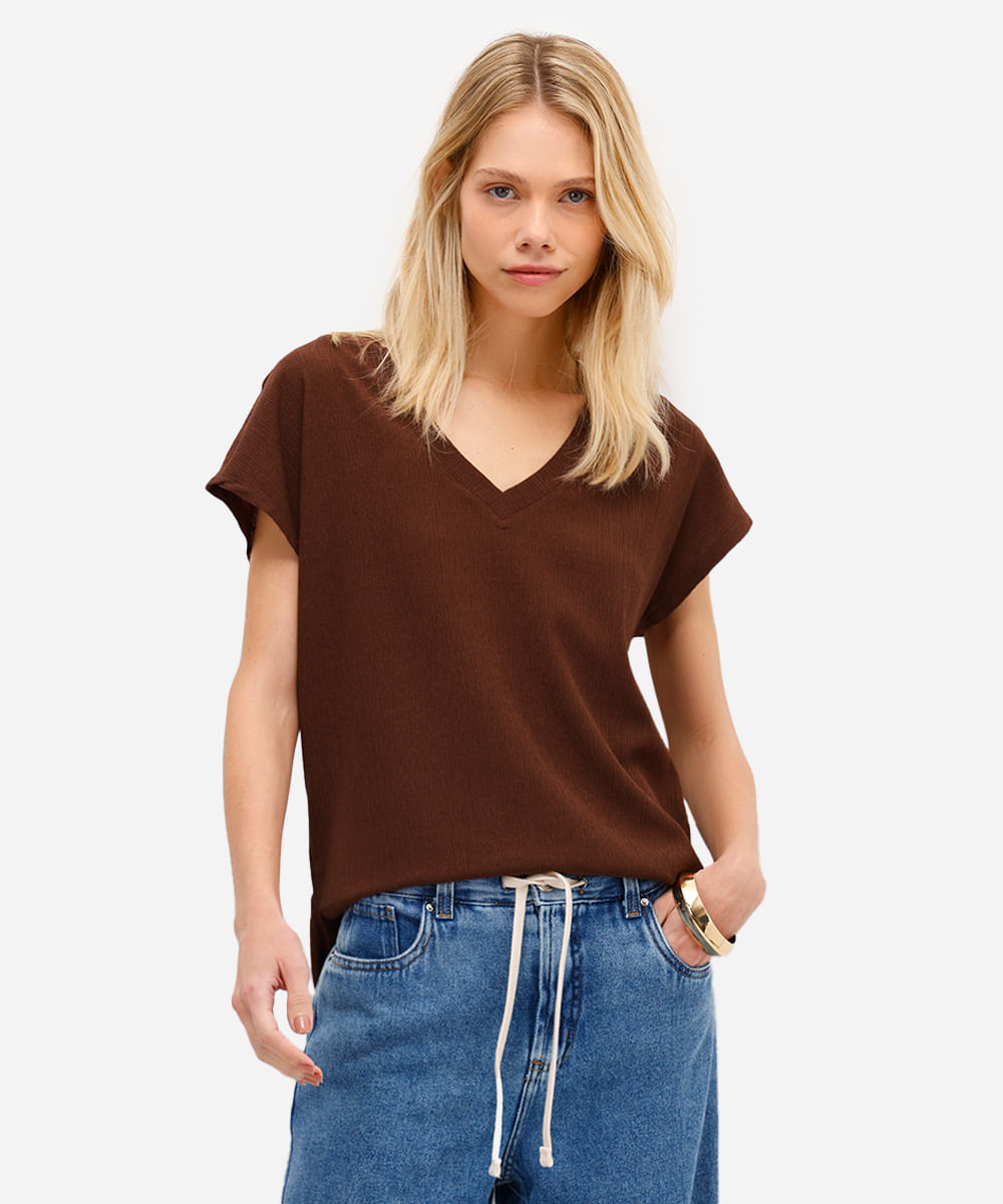 camiseta decote v manga curta texturizada marrom