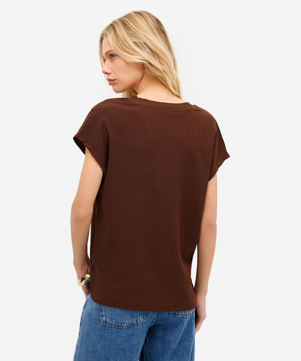 camiseta decote v manga curta texturizada marrom