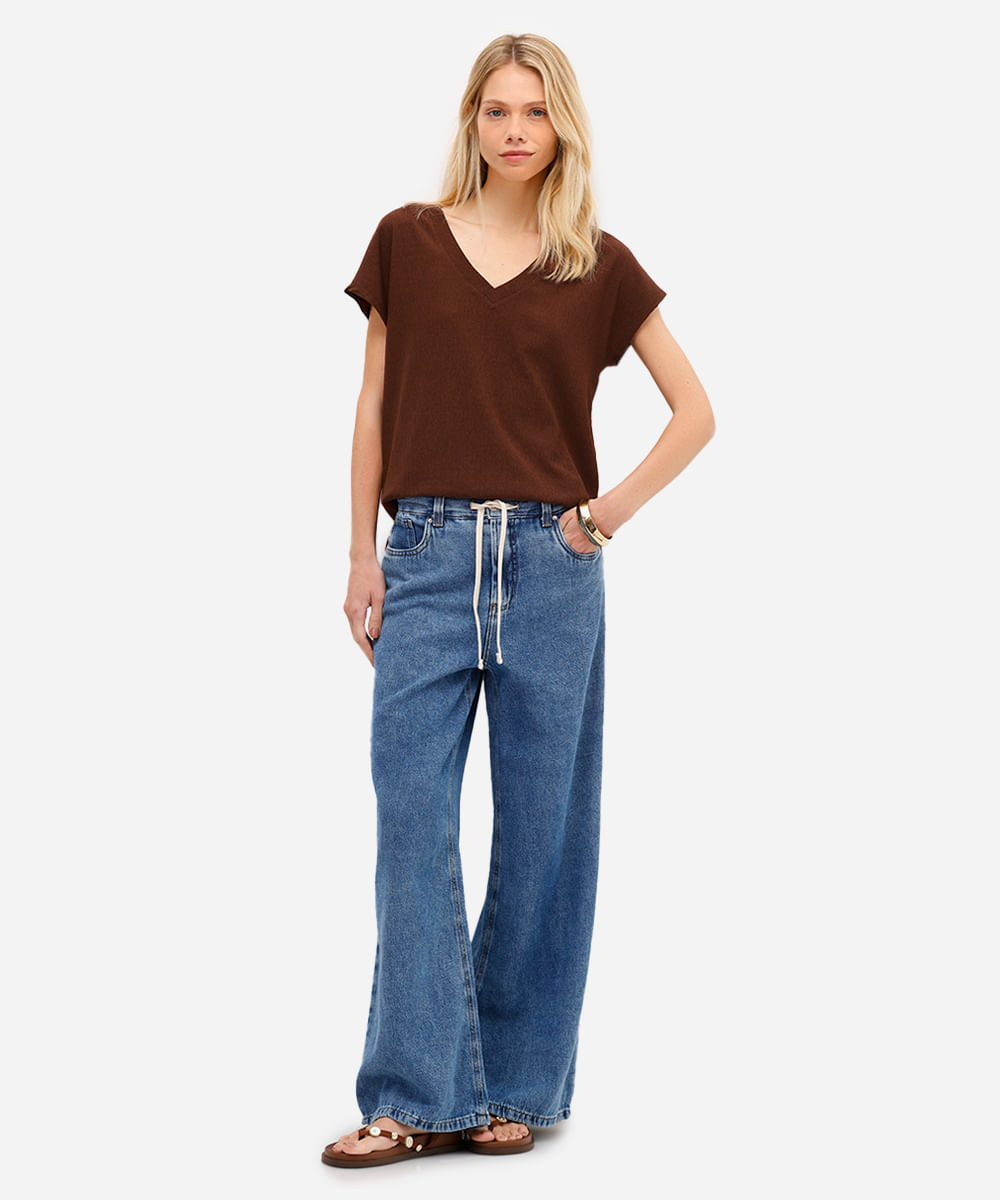 camiseta decote v manga curta texturizada marrom
