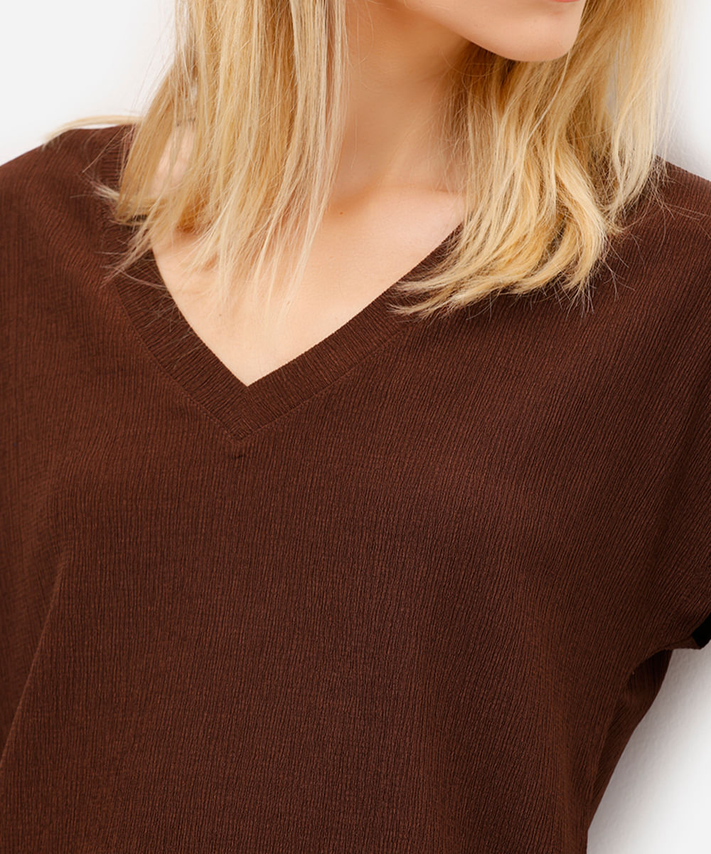 camiseta decote v manga curta texturizada marrom
