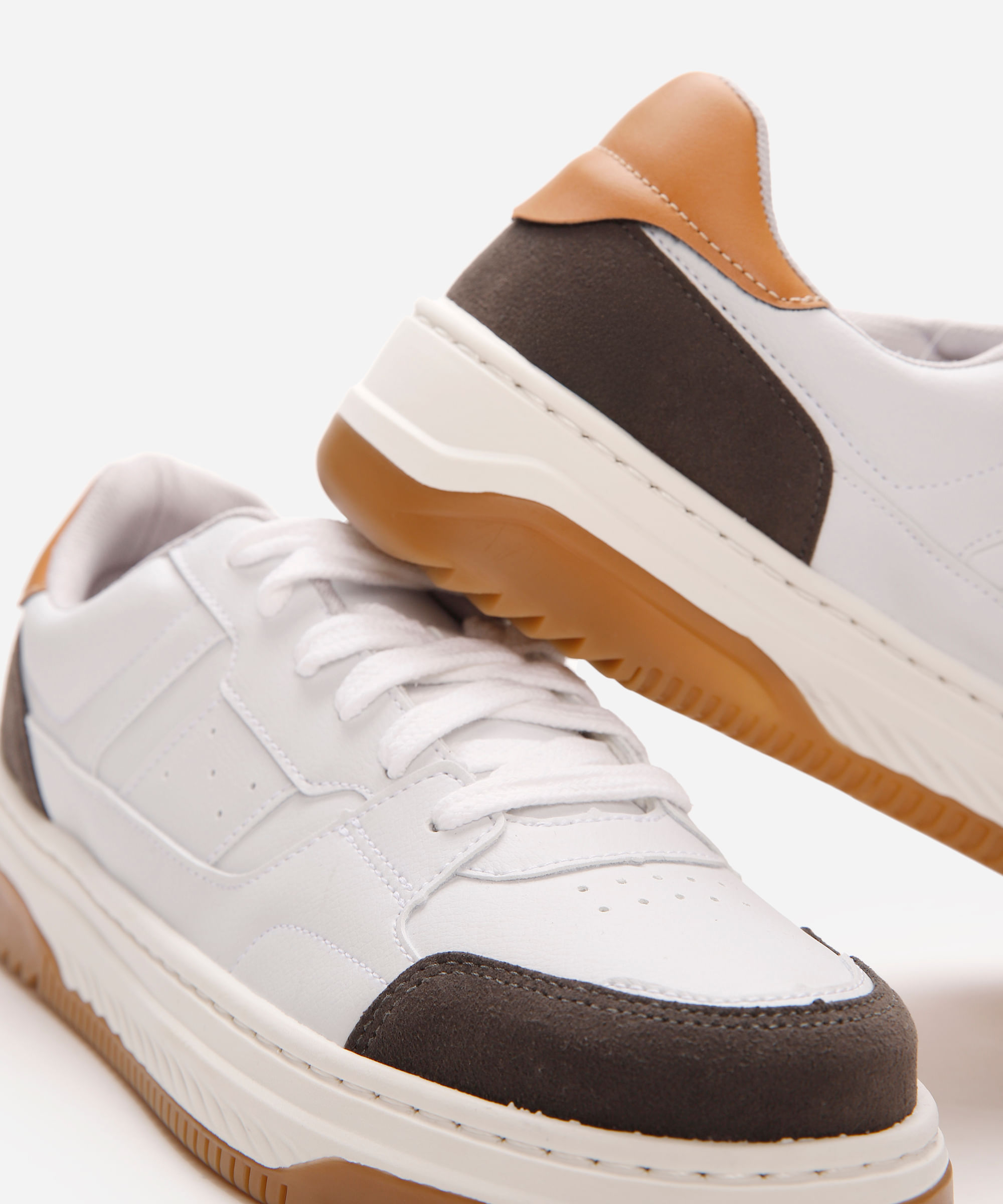 tênis casual masculino com recortes branco