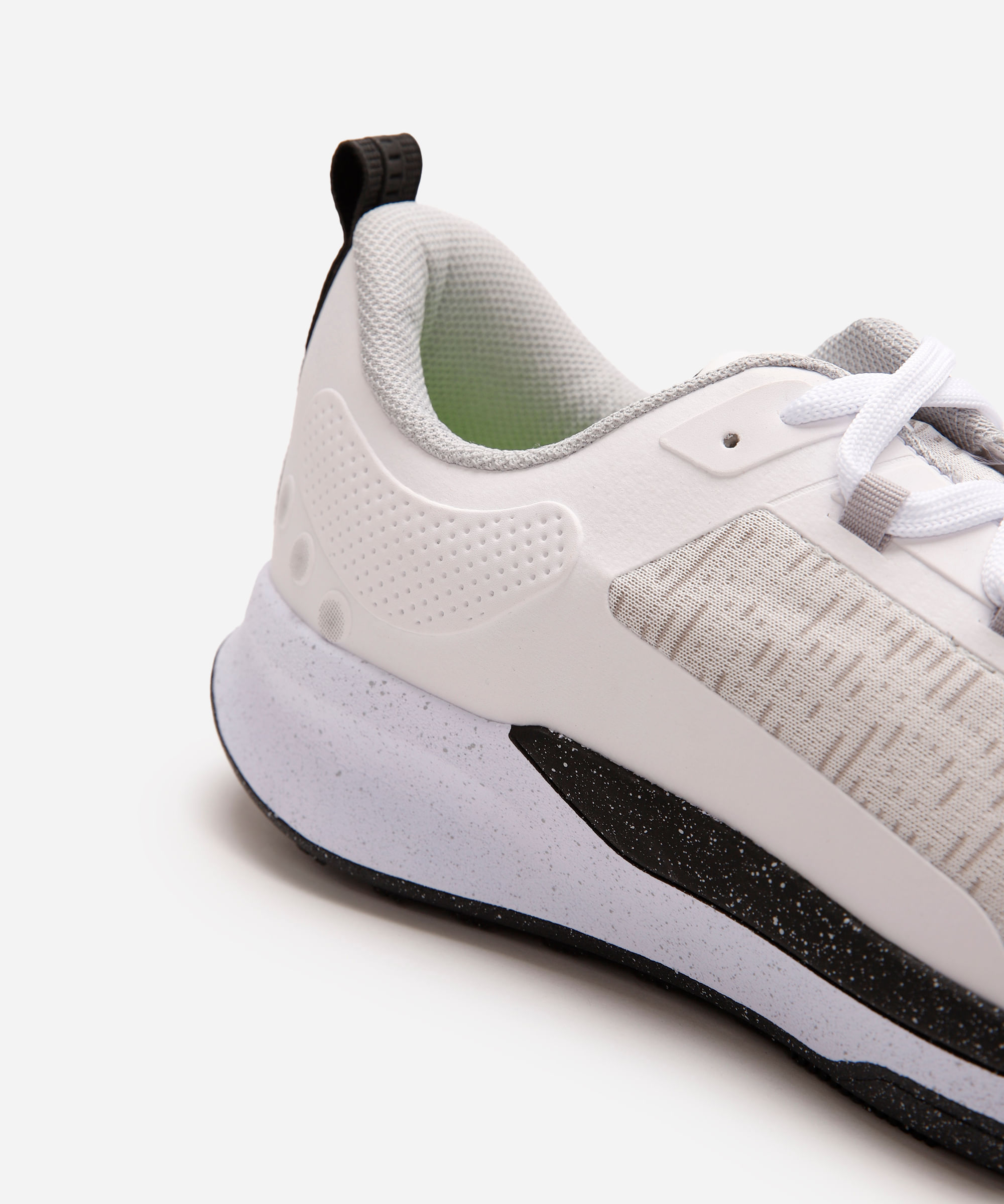 tênis esportivo masculino com recortes branco