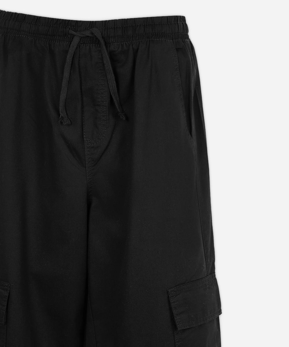 calça jogger juvenil de sarja com bolsos cargo preta
