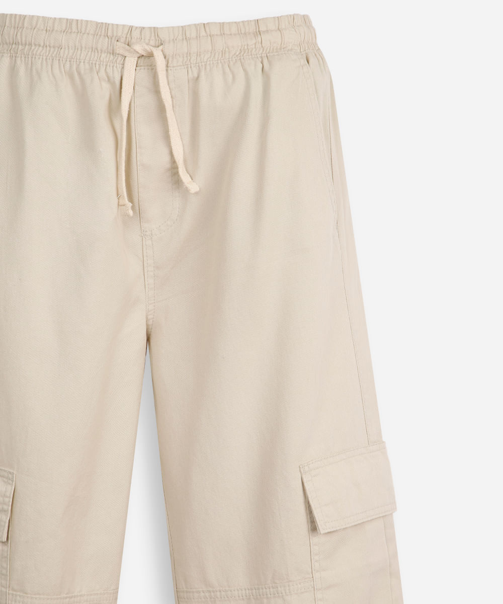 calça jogger juvenil de sarja com bolsos cargo bege