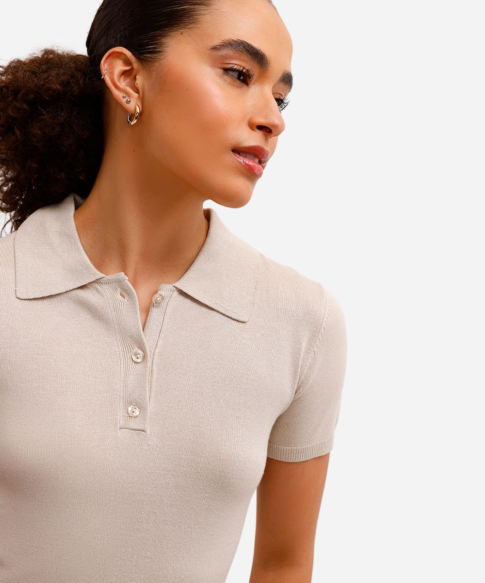 polo feminina de tricot manga curta bege